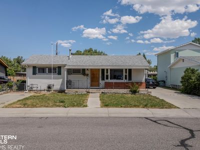 1735 Laramie Ave