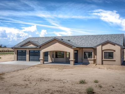 307 N Lyons Dr