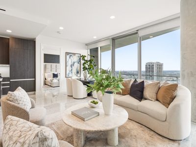3130 N Harwood St APT 1902