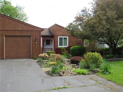 Property at 8 Hanningfield Cir, Fairport, NY