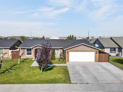 3805 Estrella Dr