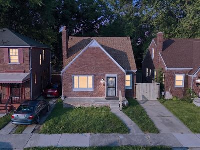 5566 Lakepointe St