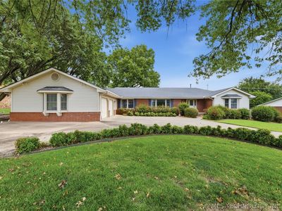 820 W Davis Dr