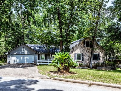 Property at 1006 Amesbury Ct, Huntsville, TX