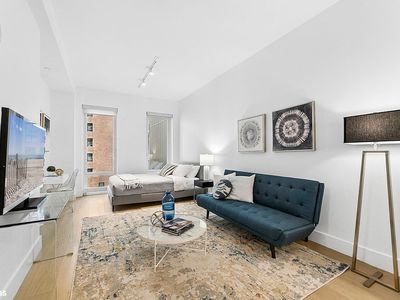 15 W 61st St #4D