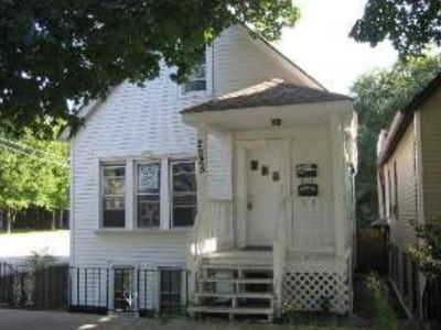 2225 W Oakdale Ave