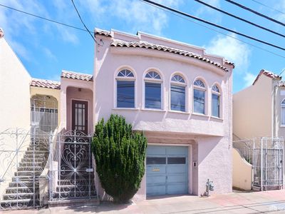 1055 Cayuga Ave