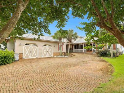 3361 Edgewater Dr