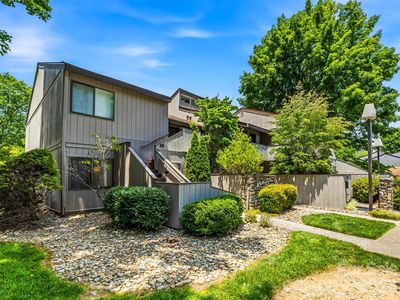 17 Lakemoor Ln
