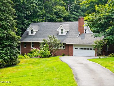 157 SW Straughan Dr