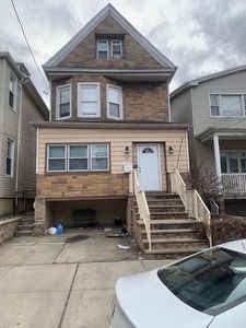22 E 44th St