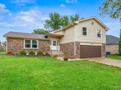 Property at 1487 Castlewood Dr, Wheaton, IL