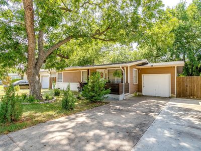 702 Lombardy Ln