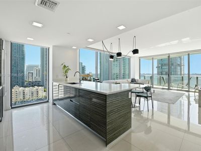 460 NE 28th St APT 1801