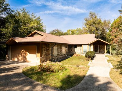 1201 N Pinebark Ct