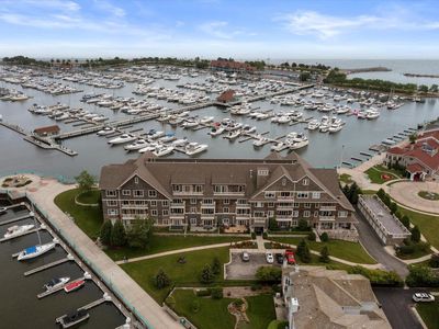 4 Gaslight DRIVE #210