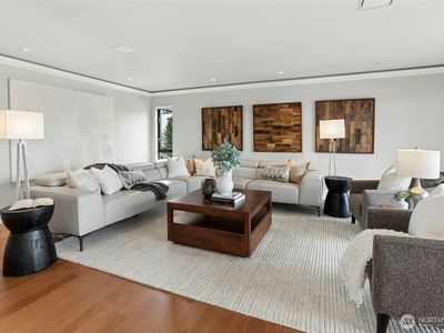 320 Melrose Avenue E #704