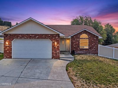 Property at 613 N 9th St, Selah, WA