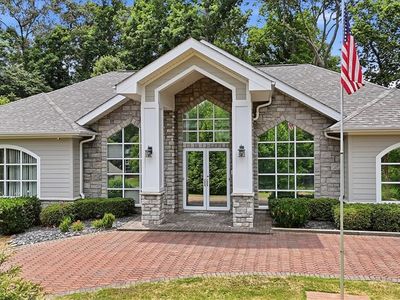 102 Greenleaf Ln
