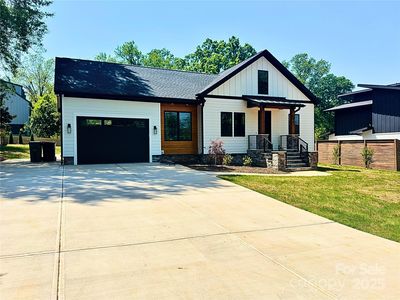 2907 Lake Ave