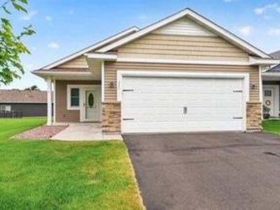 211 8th Ave NE