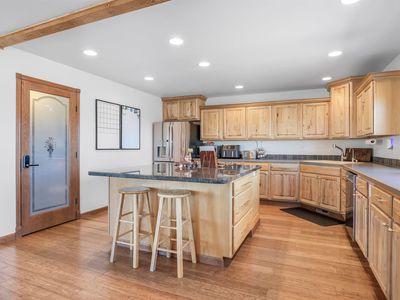 5600 Laurel Dr