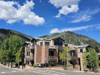 631 Washington Ave N #401