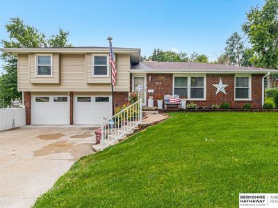 Property at 705 Hogan Dr, Papillion, NE