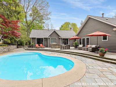 2338 Lakeshore Dr