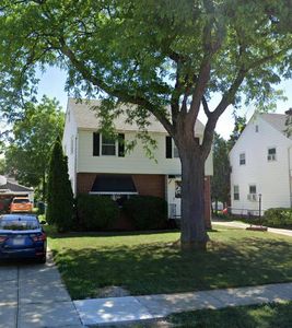 391 E 214th St