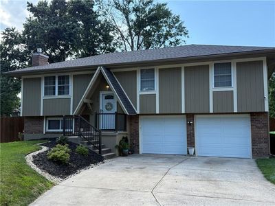 Property at 210 SE Circleview Dr, Lees Summit, MO