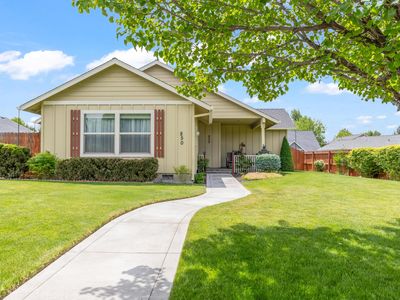 850 NW Quince Ave
