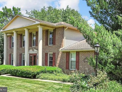 3711 Cayuga Ln