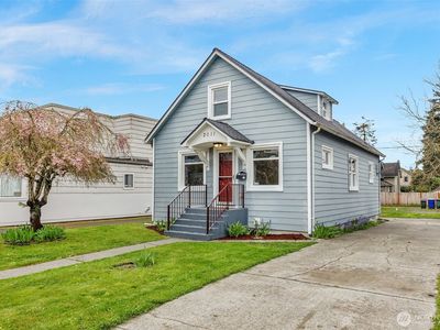 2011 Oakes Avenue