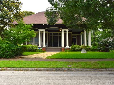 2207 Winona Ave