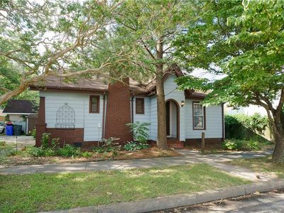 1009 E Leicester Ave