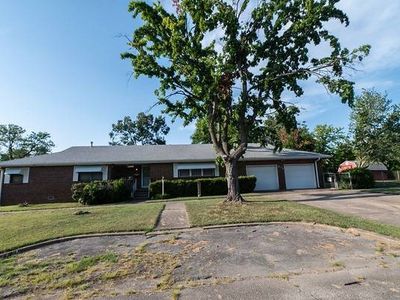 612 W Locust St