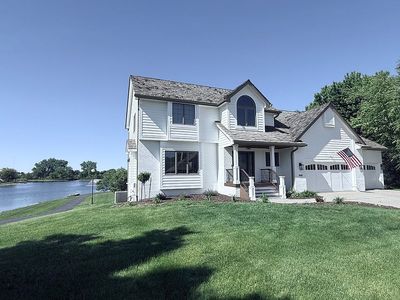 902 NE Lake View Dr