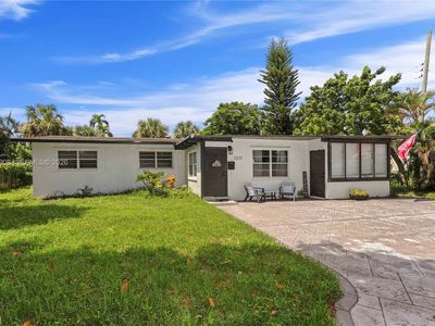 1221 NE 26th Ave