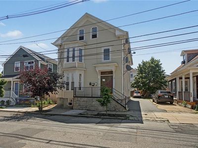 142 Oxford St