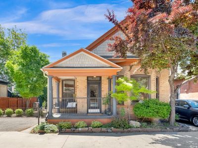 233 W Montrose Ave