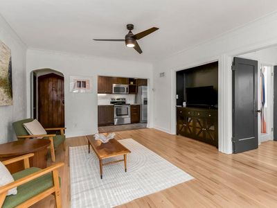 700 W 48th St APT 105