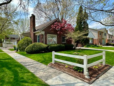 Property at 1953 Oxford Rd, Grosse Pointe Woods, MI