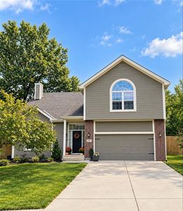 Property at 18207 Rollins Dr, Smithville, MO