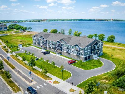 715 Lake Shore Dr NE #200