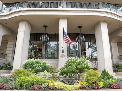 1040 N Lake Shore Dr APT 4D