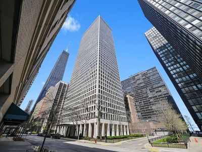 260 E Chestnut St APT 3702