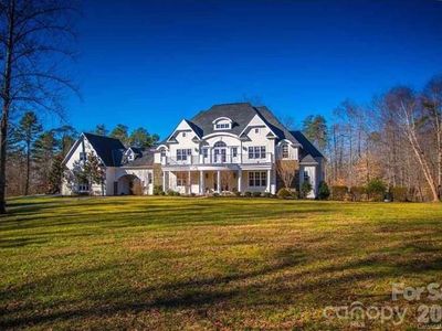 450 Greywalls Ln