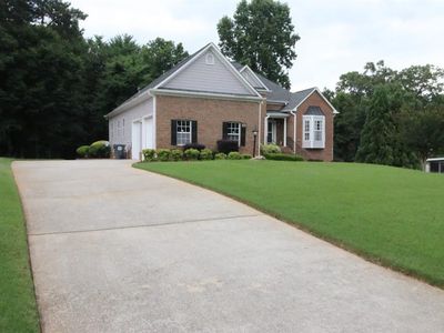 Property at 2500 Thornecreek Dr, Douglasville, GA
