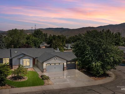 2738 E Mendota Dr